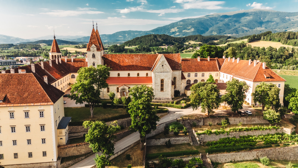 Außenansicht Stift St. Paul - Luftaufnahmen, Kärnten Österreich